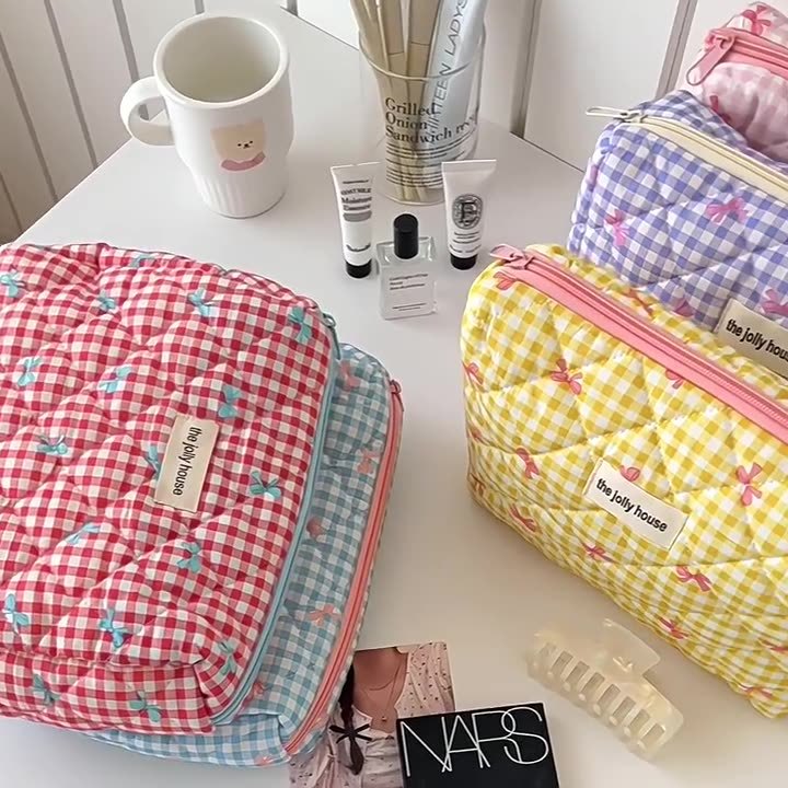 Urocza kosmetyczka w kratkę z  – Skincare B Erl recenzja i cena